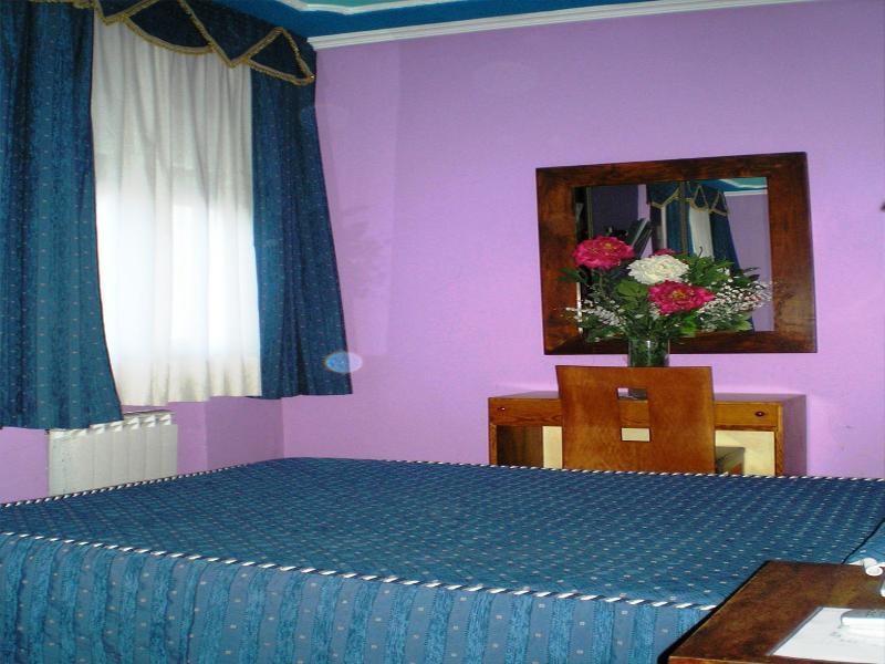 Auto Check In Hotel Las Nieves Jaca Eksteriør billede